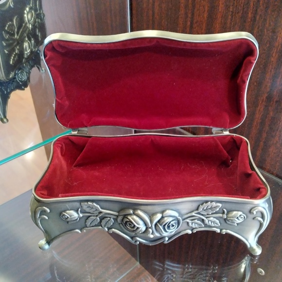 Metal Jewelry Box Roses Theme - Picture 2 of 7